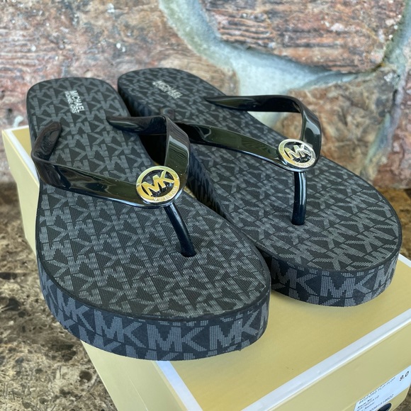 MICHAEL Michael Kors  Bedford Platform Flip flops - Picture 6 of 13